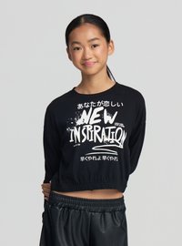 Czarna krótka koszulka z długim rękawem z białym napisem. Zawiera graficzny wzór z napisami "NOWA INSPIRACJA" oraz różnymi japońskimi znakami.