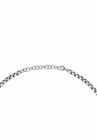 Collana in argento con catena metallica caratterizzata da anelli intrecciati, dotata di un fermaglio circolare e di un piccolo dettaglio rosso vicino alla chiusura.