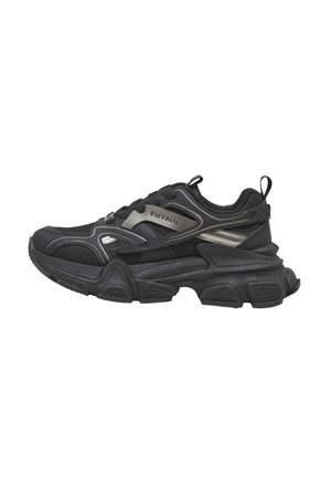 Kraftig sort og grå Buffalo-sneaker med tyk tekstureret sål, meshpaneler, snørelukning foran og trækkegreb på tunge og hæl.
