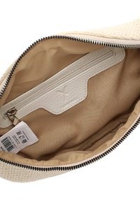 Borsa a tracolla beige intrecciata con chiusura a zip, dotata di una fodera interna liscia e una tasca in pelle bianca per uno stoccaggio sicuro.