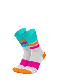 Mehrfarbige Sportsocken mit einem türkisfarbenen Bündchen, weißem Schaft und kräftigen horizontalen Streifen in Pink, Orange und Türkis.