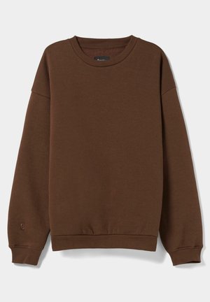 Bruine crewneck sweatshirt met lange mouwen, geribbelde manchetten en onderkant, en een klein geborduurd logo op de linkerpols.