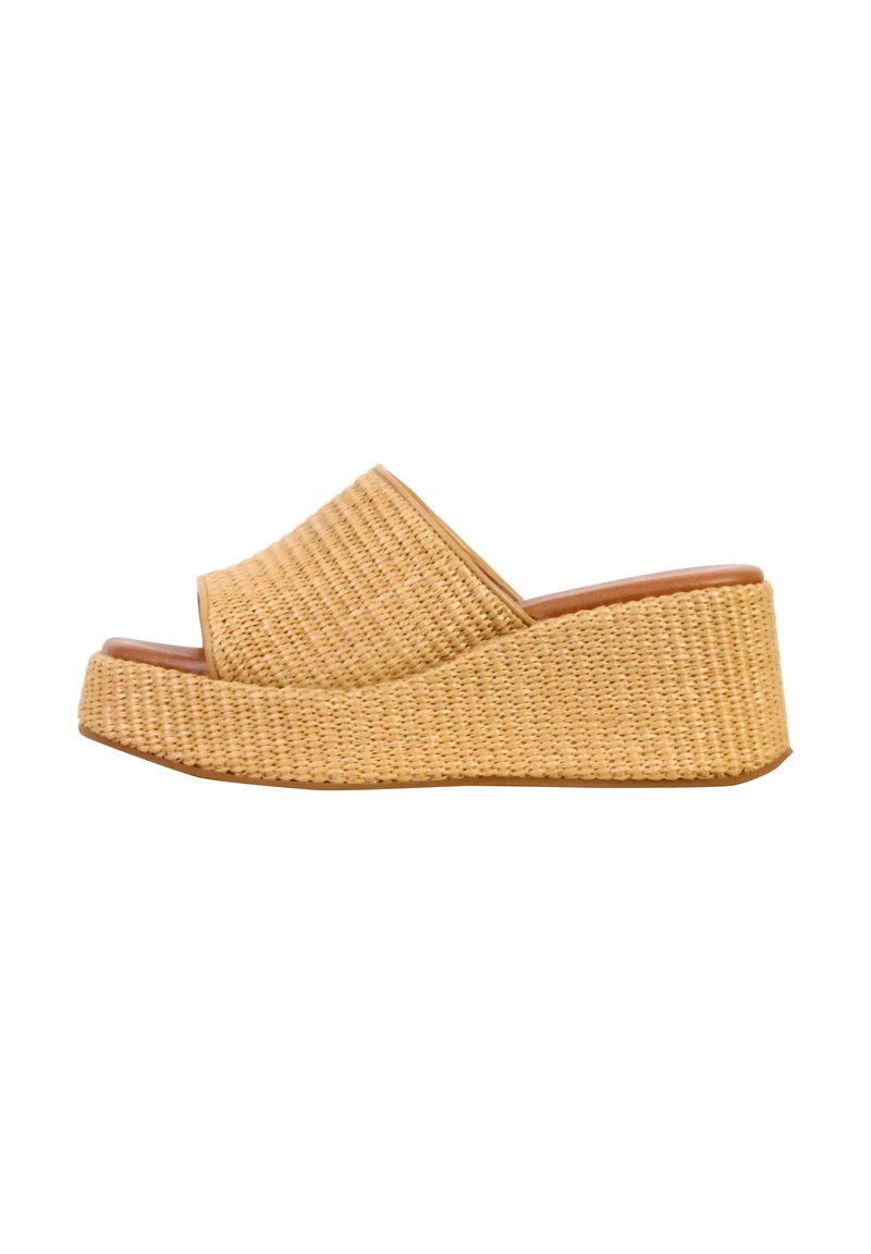 Sandale compensée camel tissée à enfiler avec bout ouvert et semelle plateforme, réalisée dans un matériau texturé imitant la paille et dotée d’une semelle intérieure rembourrée.