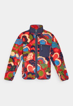 Fleece takki, jossa on värikäs pyörteinen kuvio punaisessa, sinisessä, vihreässä ja kermanvärisessä. Ominaisuuksiin kuuluu korkea kaulus, täysiveto ja laivastonsininen rinnan tasku.