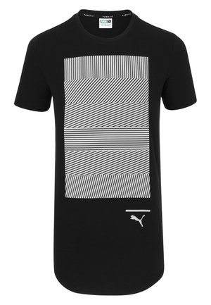 Schwarzes T-Shirt aus Baumwolle, mit einem weißen gestreiften grafischen Design in rechteckiger Form und einem kleinen Puma-Logo am unteren Rand.