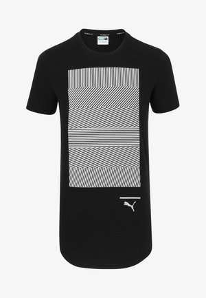 T-shirt noir en coton, présentant un motif graphique à rayures blanches en forme rectangulaire, avec un petit logo Puma en bas.
