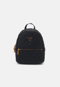 Mochila de quilted negra con herrajes dorados, que cuenta con un bolsillo frontal con cremallera y una placa con el logotipo de la marca. Forma redondeada con un asa superior.