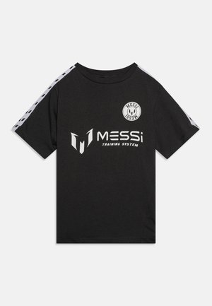 Camiseta de algodón negra con mangas cortas, logotipos blancos en el frente y los lados, y un cuello redondo.