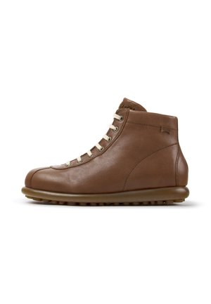 Scarpa alta in pelle marrone con lacci bianchi e suola in gomma, mostrata di profilo su sfondo bianco.