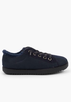 Marineblauwe sneaker van suèdachtige stof, met een pluizige kraag, ronde neus, zes metalen veterogen en een gestructureerde zwarte rubberen zool.