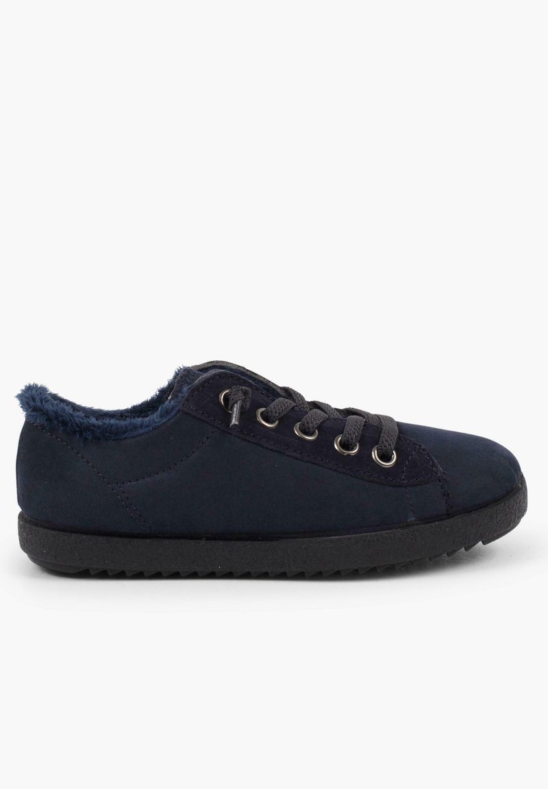 Sneaker blu navy con materiale simile alla pelle scamosciata, dotato di un colletto morbido, punta rotonda, sei occhielli in metallo e una suola in gomma nera texturizzata.