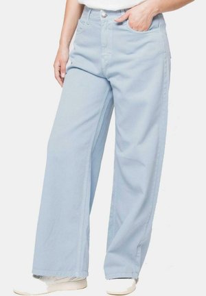 Pantalones anchos de color azul claro, confeccionados en una tela suave, con cierre frontal de botón, bolsillos laterales y un ajuste holgado.
