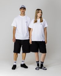 Hvite bomull t-skjorter kombinert med svarte denimshorts. Svarte sko og mønstrede sokker fullfører stilen, sammen med en hvit caps med tekst.