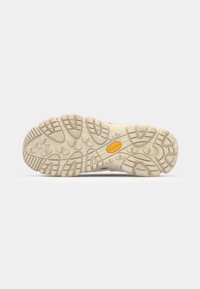 Utendørs skosåle med et teksturert gummimønster i lys beige. Utpreget Vibram-logo til stede, designet for godt feste på ulike overflater.