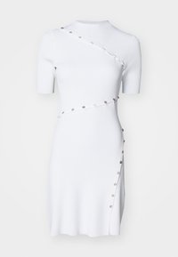 Valkoinen ribattu mekko lyhyillä hihoilla, keinotukkaisella kaula-aukolla ja koristeellisilla sivunappilla. Suunnittelussa on sovitettu siluetti ja sileä rakenne.