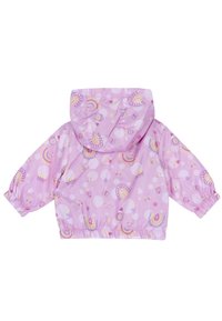 Veste imperméable rose avec une capuche, ornée d'un motif ludique de arcs-en-ciel, de cercles et de papillons. Poignets et taille élastiques pour un ajustement parfait.