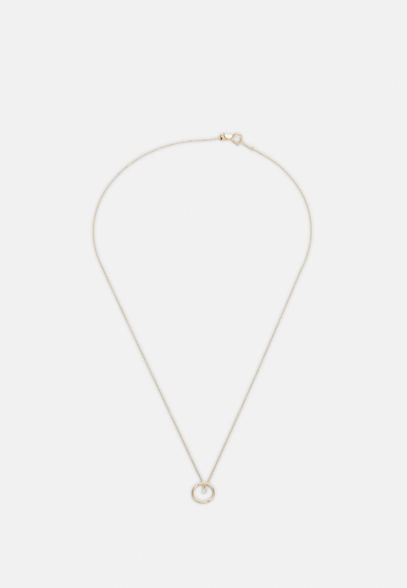 Aranyszínű nyaklánc vékony lánccal és kör alakú medállal. A lánc kapoccsal záródik és finom textúrával rendelkezik. Egyszerű dizájn.