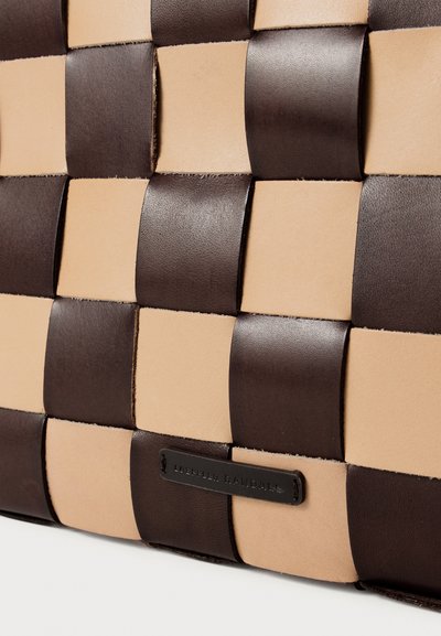 Vævet lædermønster i skiftende mørkebrune og beige remme med et lille sort mærke graveret "Loeffler Randall."