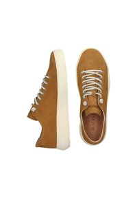 Zapatillas de ante marrón con suelas de goma blanca, que cuentan con punta redondeada, cordones planos y ojales de metal, mostrando un diseño minimalista.