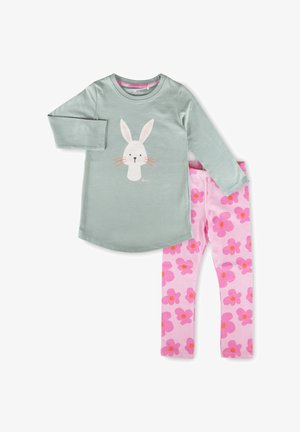 Hellgrünes Langarmshirt mit weißem Hasengesicht und pinken Leggings mit großen pinken Blumen und orangefarbenem Zentrum.