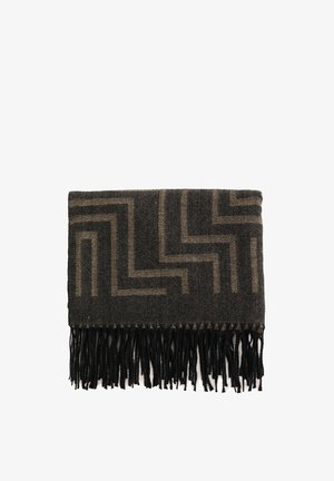 Grijze en bruine gewatteerde wollen sjaal met een geometrisch patroon en zwarte franjetjes langs de onderrand. Zachte textuur en rechthoekige vorm.