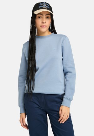 Felpa di cotone azzurro chiaro con colletto rotondo, maniche lunghe e polsini a costine. Presenta un logo ricamato discreto sul petto.