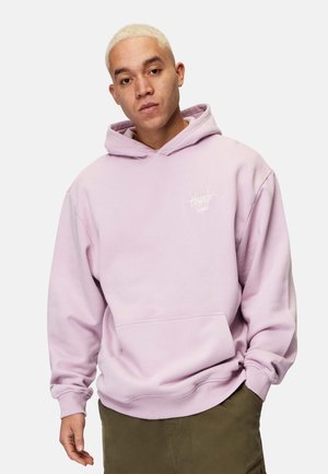 Lyse lilla hoodie lavet af blødt stof, med en kengurulomme og et lille hvidt logo på venstre bryst. Inkluderer hætte med snørelukning.