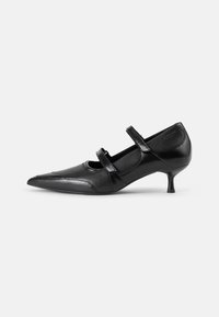 Chaussure en cuir noir avec un bout pointu, un petit talon et deux sangles réglables sur le cou-de-pied. Texture lisse et design minimaliste.