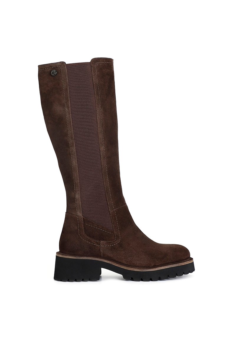 Bottines en daim marron jusqu'au genou avec des panneaux latéraux élastiques, une tige texturée, une large semelle en caoutchouc et des détails de couture visibles.