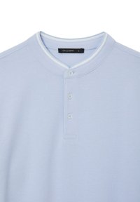 Maglietta henley a maniche corte di colore azzurro chiaro, in tessuto strutturato, con patta a tre bottoni e rifinitura del colletto bianco a contrasto. Etichetta del marchio visibile.