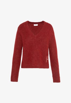 Rød strikkegenser med v-hals, lange ermer og en myk tekstur. Har et logoaksent på venstre side nær kanten.