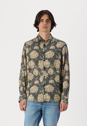 Camicia a maniche lunghe in un tessuto grigio scuro con un motivo floreale pixelato in beige e verde, con bottoni neri e colletto classico.