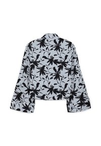 Camicetta tagliata in tessuto azzurro chiaro con un motivo floreale nero. Presenta maniche lunghe e un colletto, con una texture liscia e morbida.