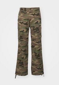 Camouflage cargobroek in tinten groen, bruin en zwart; voorzien van zijzakken, knoopsluiting en verstelbare zoom voor een comfortabele pasvorm.