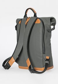 Grauer Rucksack mit Lederakzenten, Rollverschluss, gepolsterten Trägern und strukturierter Oberfläche. Seitenreißverschluss für einfachen Zugang.