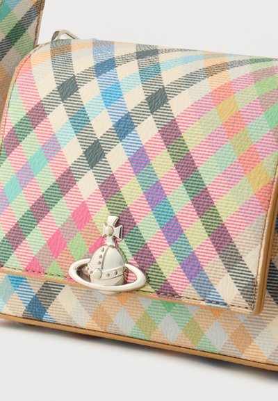 Τσάντα χειρός με πολύχρωμο καρό μοτίβο και υφή στην επιφάνεια, με ασημένιο κούμπωμα και διακοσμητικό φιόγκο.