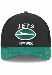 Casquette de baseball noire avec des accents verts. Comprend le texte brodé "JETS" et "NEW YORK", ainsi qu'un logo sur le devant. Visière texturée.