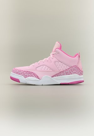 High-top sneaker i pastel lyserød med mørkere lyserøde dyreprintdetaljer og hvid sål, vist fra siden på en neutral baggrund.