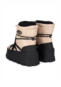 Beżowe kozaki z lakierowanej skóry o pikowanej fakturze i czarnych gumowych podeszwach. Wyposażone w regulowane czarne sznurowadła oraz ozdobę z logo.