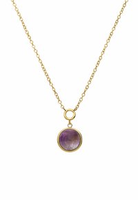 Collier en chaîne en or avec un pendentif en forme de rond, en pierre violette, entouré d'un sertissage en or ; surface lisse avec des variations de couleur subtiles.
