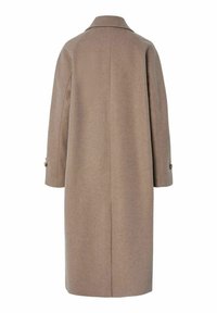 Lungo cappotto beige realizzato in tessuto testurizzato, con colletto a rovescio e due bottoni decorativi sulle maniche. Design con schiena dritta.