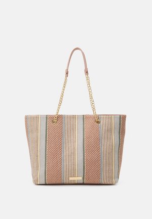 Sac fourre-tout rectangulaire à rayures verticales en beige, marron, bleu et vert, avec chaîne dorée et anses en cuir.