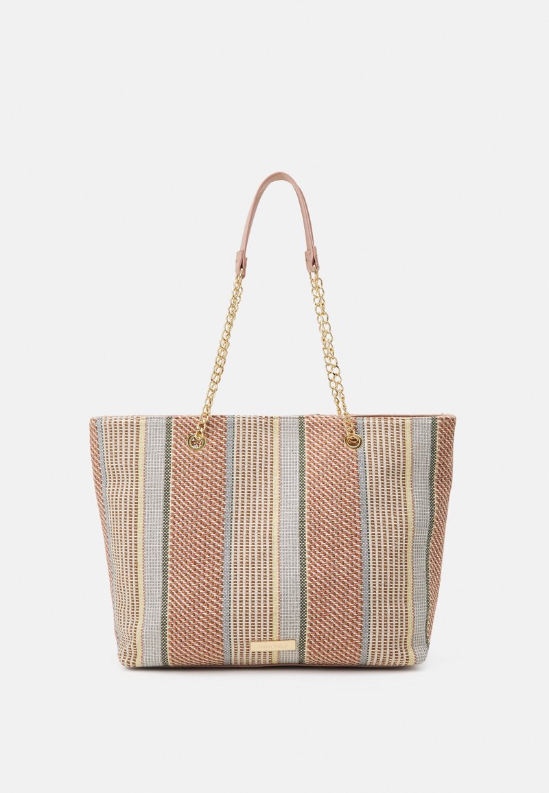 Sac fourre-tout rectangulaire à rayures verticales en beige, marron, bleu et vert, avec chaîne dorée et anses en cuir.