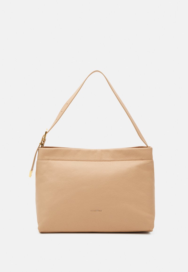 Sac à épaule en cuir beige avec une texture lisse, fermeture zippée et une seule bandoulière réglable. Présente un logo discret sur le devant.