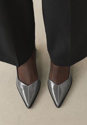 Next, REGULAR FIT - FOREVER COMFORT POINTED TOE SLINGBACK BLOCK HEELS - Pumps - grey patent