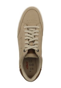 Baskets beiges avec une tige en cuir lisse, bout rond et lacets plats. Présente un accent marron au niveau du talon et des semelles intérieures avec logo.