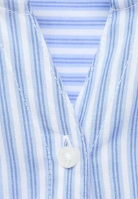 Țesătură în dungi de culoare albastru deschis și alb, cu un decolteu în V și o închidere cu nasture alb la piept. Textură netedă și cusături ordonate.