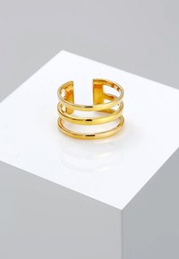 Guld-tone cuff ring med tre horisontale bånd. Glat, skinnende finish med et moderne design og en let åbning på hver side.