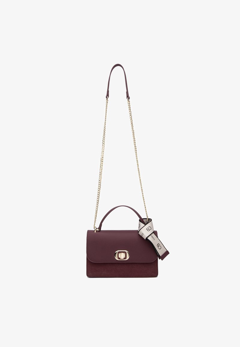 Borsa borgogna con una texture in pelle liscia e camoscio, dotata di una chiusura in hardware dorato e di una tracolla rimovibile con motivo.