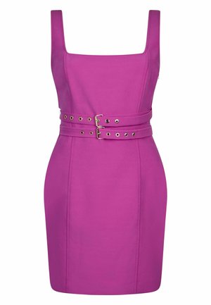 Robe ajustée sans manches de couleur magenta avec un col carré et une double ceinture assortie à boucle métalique autour de la taille.
